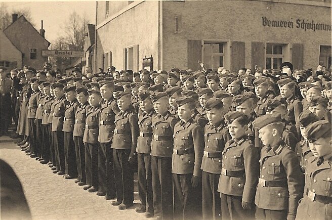 Bild zeigt die sogenannten Zöglinge vor der Brauerei Schinhammer/Ecke Bastei als das Militär Waisenhaus Potsdam im Schloss Sulzbach einquartiert war. 